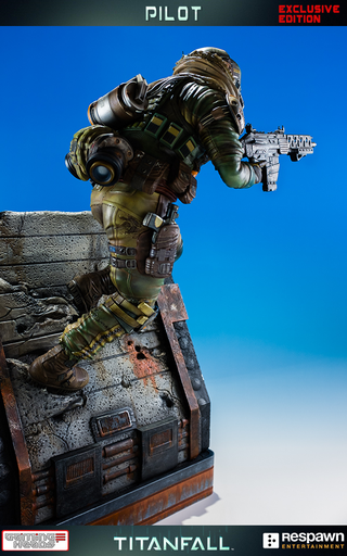 Illustration for article titled Wallrunning Titanfall Pilot Statue